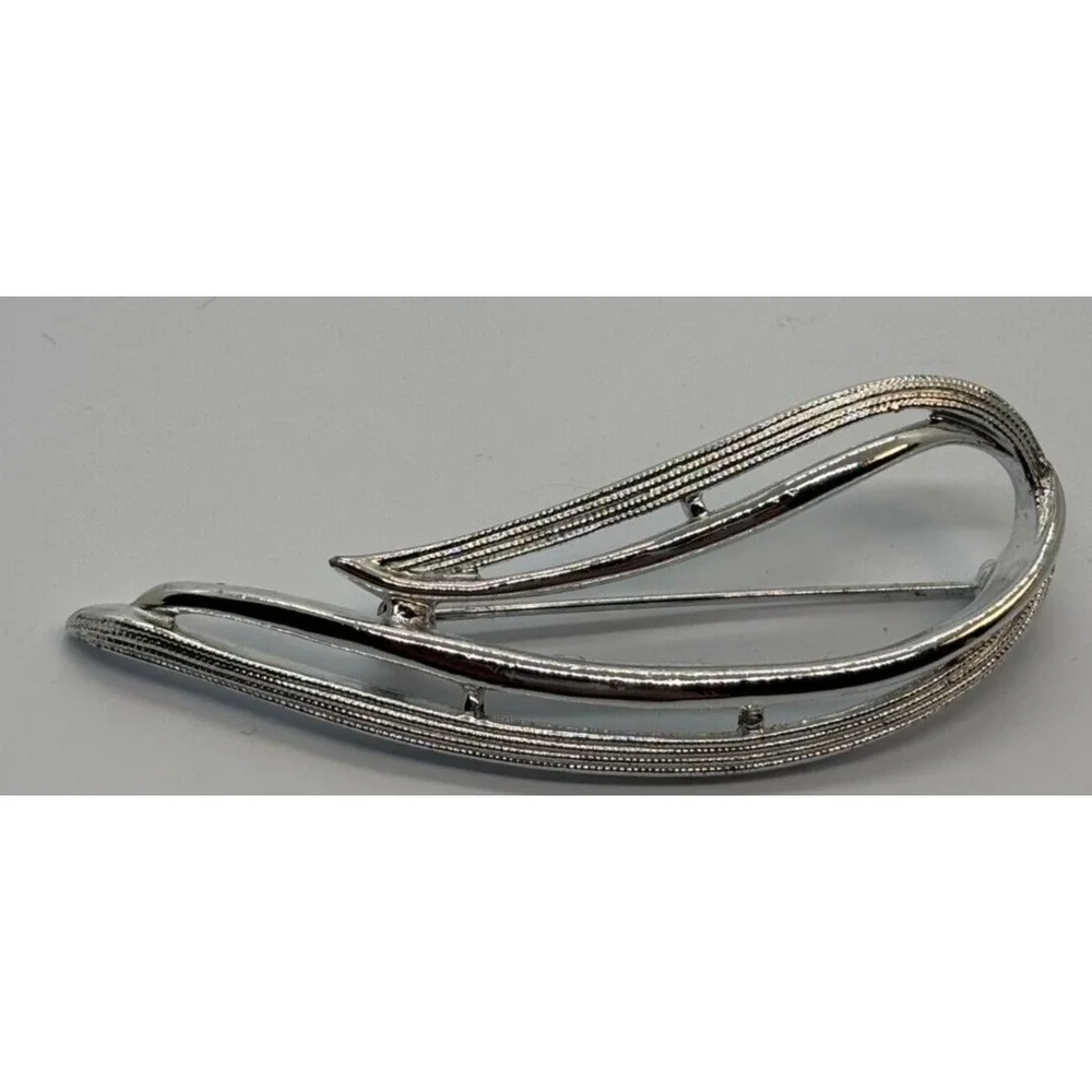 Vintage‎ Brooch Silver Tone with Intricate Detail Signed Sarah Coventry